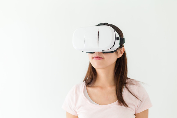 VR aygıtı kullanan kadın - Fotoğraf, Görsel