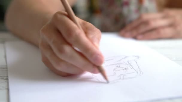 Vrouwelijke hand schetsen iets - Video