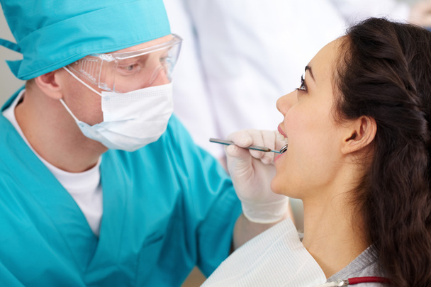 Стоматолог в защитных очках
 - Фото, изображение