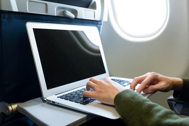 Женщина с ноутбуком в самолете
 - Фото, изображение