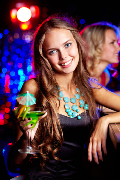 Chica en el bar
 - Foto, imagen