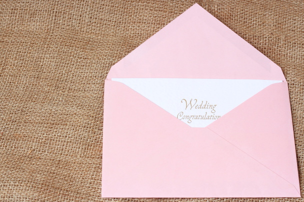 Відкритий конверт з вітальною листівкою для весілля
 - Фото, зображення