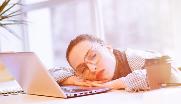 Tired freelance woman - Foto, afbeelding
