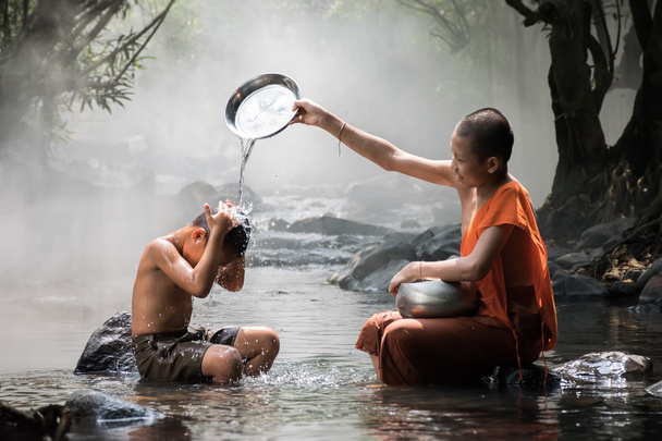 Monk ve çocuk var banyo su akışı. - Fotoğraf, Görsel