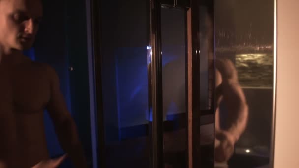 Atractivo atleta muscular que entra en una sauna
 - Imágenes, Vídeo