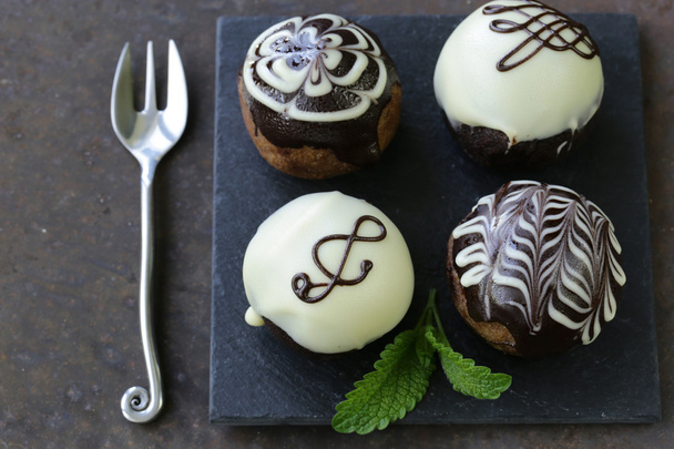 bolos de bolachas de sobremesa com cobertura de chocolate
  - Foto, Imagem