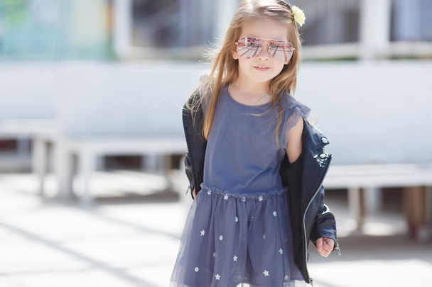 Portrait of an adorable toddler girl wearing fashion clothes. - Foto, Imagen
