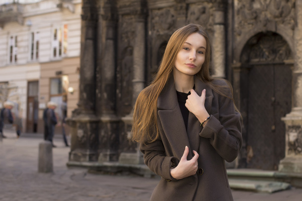Atractiva joven rubia con un abrigo gris
 - Foto, Imagen