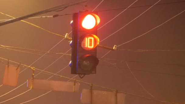 Ajastimella varustettujen liikennevalojen lähikuva yöllä punaisesta vihreään
 - Materiaali, video