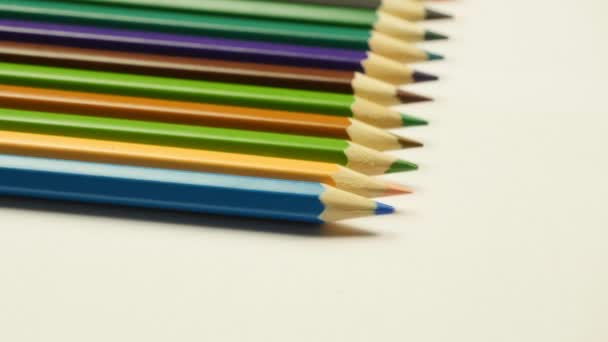 Nemen gekleurd potlood op witte achtergrond - Video