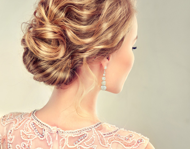 mujer rubia con peinado elegante
 - Foto, imagen