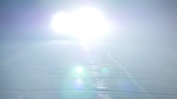Βόλτες με αυτοκίνητο τη νύχτα και ανοιγοκλείσιμο των φώτων του αυτοκινήτου - Πλάνα, βίντεο