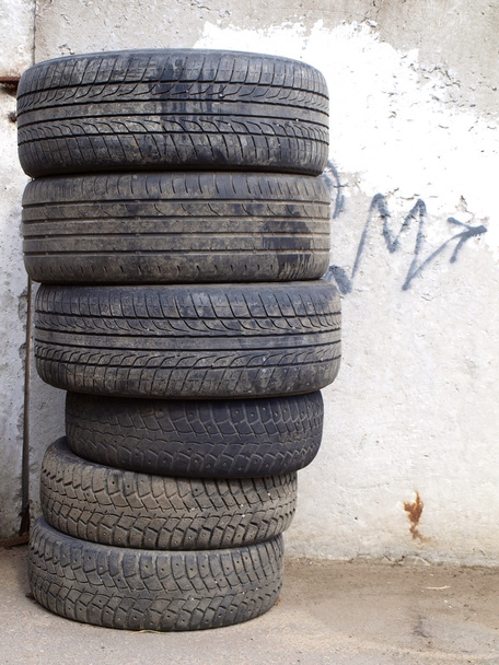 Старые шины
 - Фото, изображение