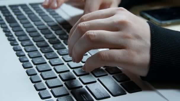 Mãos femininas digitando no teclado de um laptop
 - Filmagem, Vídeo