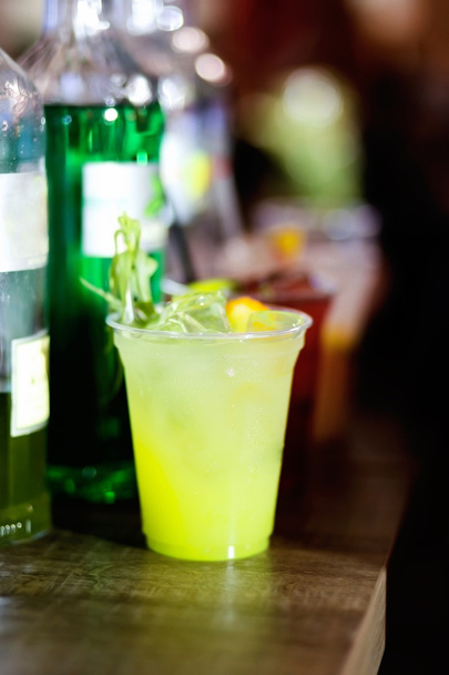vihreä cocktail baarissa
 - Valokuva, kuva