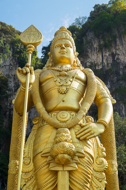 Статуя Муругана, индуистское божество, находится у входа в Бату
  - Фото, изображение