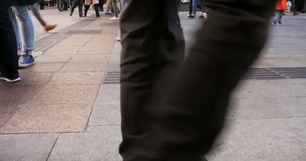 Tömeg a névtelen emberek gyaloglás, Dublin forgalmas utcában - Felvétel, videó