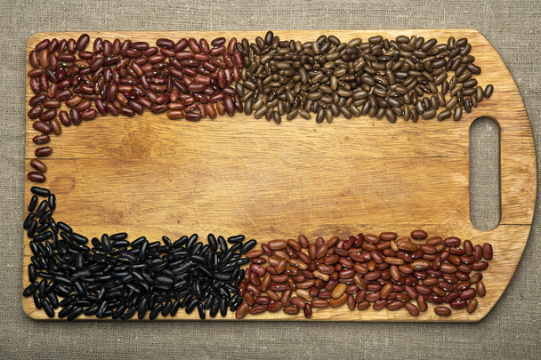 Семена бобов лежат на разделочной доске
 - Фото, изображение