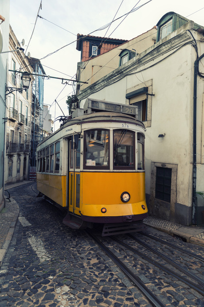 Vintage gele tram in de stad van Lissabon, Portugal - Foto, afbeelding