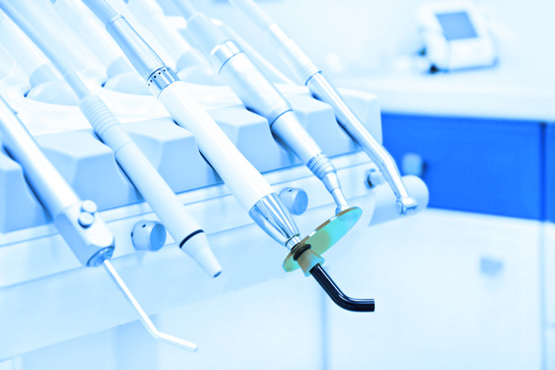 Nástroje pro profesionální zubaře v zubní ordinaci. - Fotografie, Obrázek