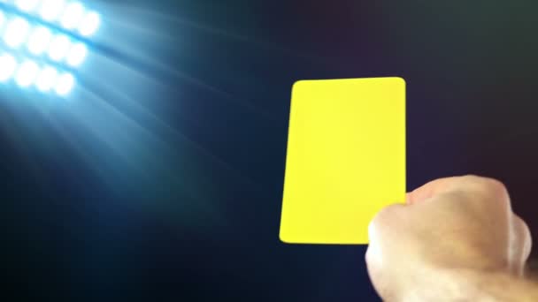 黒い背景にサッカー ペナルティ赤と黄色カード - 映像、動画