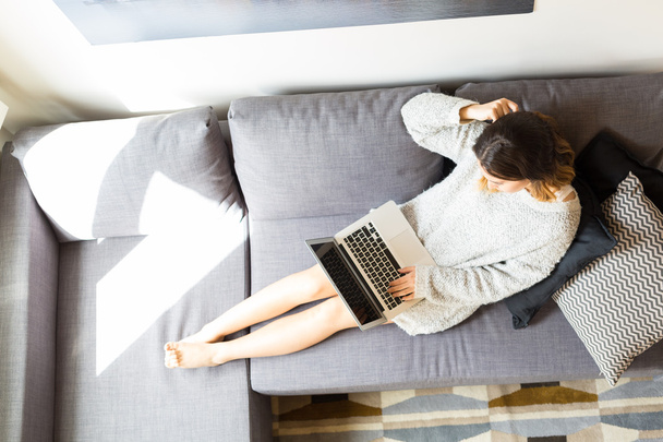 Mulher bonita relaxante com um computador
  - Foto, Imagem