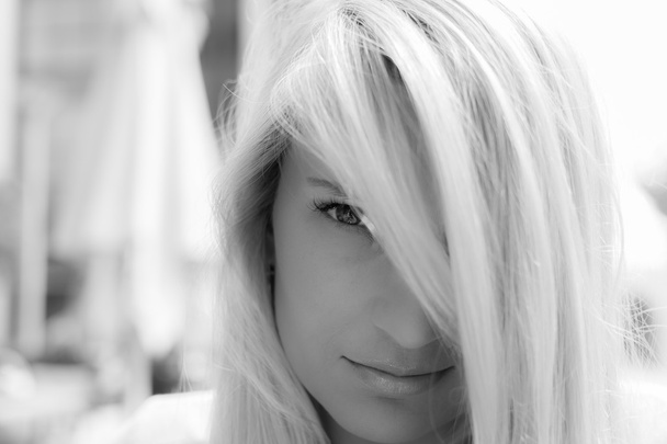 красивая девушка с длинными светлыми волосами на глазах
 - Фото, изображение