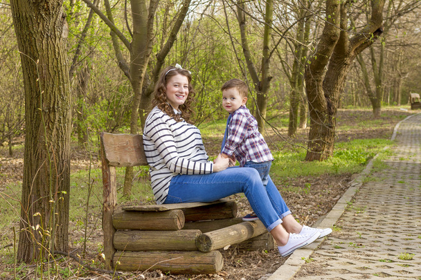 Beautiful pregnant woman outdoor with her little boy - Foto, Bild