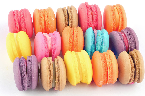 Franse kleurrijke macarons op witte achtergrond - Foto, afbeelding
