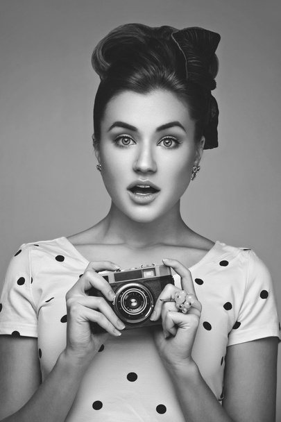 Dívka s retro kamerou - Fotografie, Obrázek