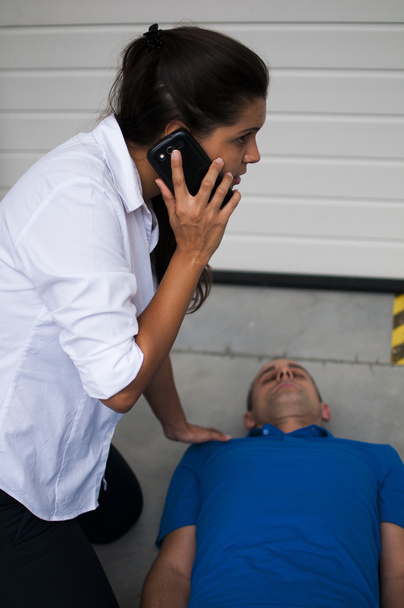 κλήση έκτακτης ανάγκης σε υπηρεσίες έκτακτης ανάγκης μετά από θανατηφόρο ατύχημα - Φωτογραφία, εικόνα