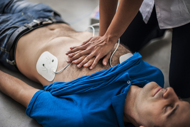sauveteur faisant la réanimation cardiopulmonaire à un homme inconscient
 - Photo, image