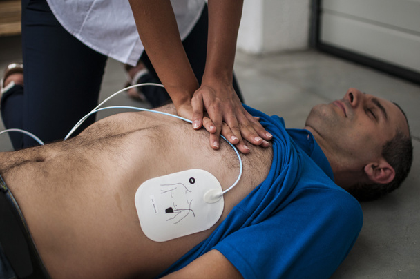 рятувальник робить серцево-легеневу реанімацію несвідомій людині
 - Фото, зображення