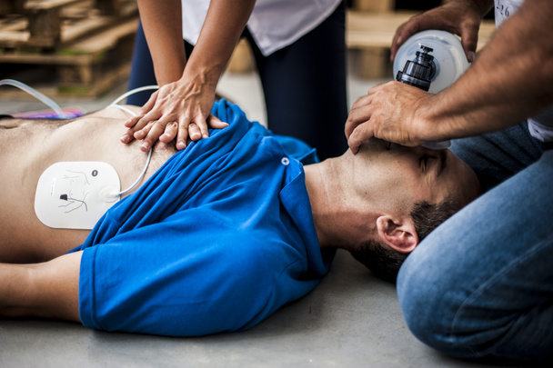 socorristas assistindo homem inconsciente
 - Foto, Imagem