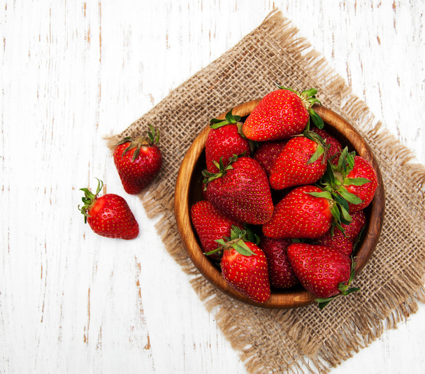 Bowl with strawberries - Φωτογραφία, εικόνα