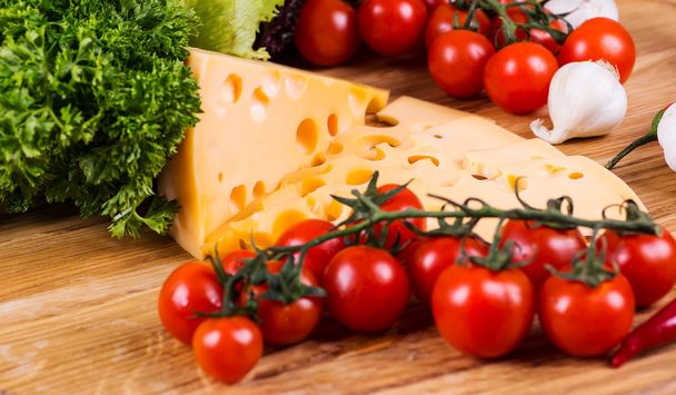 cheese with fresh vegetables - Zdjęcie, obraz