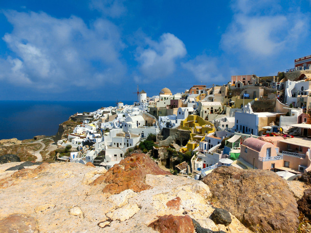 Vista al mar desde el pueblo de Oia de la isla de Santorini en Grecia
 - Foto, Imagen