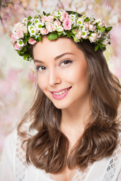 Spring beauty wearing flower wreath. - Фото, изображение