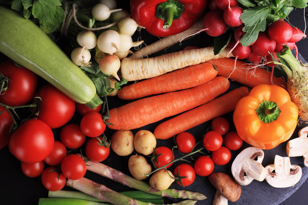 Verduras frescas, crudas y ecológicas sobre fondo negro. Cocinar, concepto de alimentación saludable
. - Foto, imagen