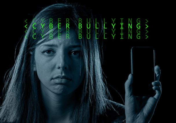 Besorgter Teenager hält Handy für Internet-Cyber-Mobbing - Foto, Bild