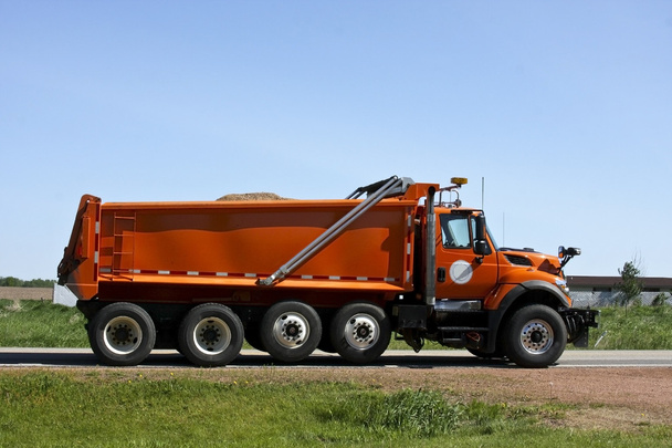 オレンジ色のダンプ トラック - 写真・画像