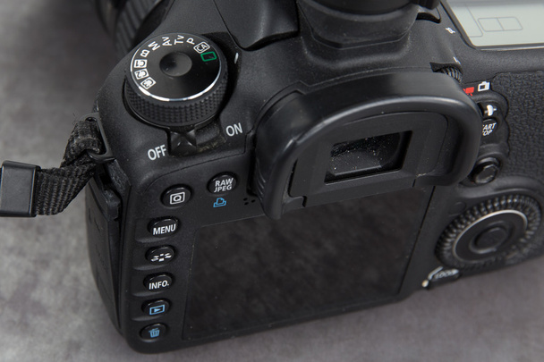 Draufsicht der digitalen Fotokamera isoliert auf grauem Hintergrund - Foto, Bild
