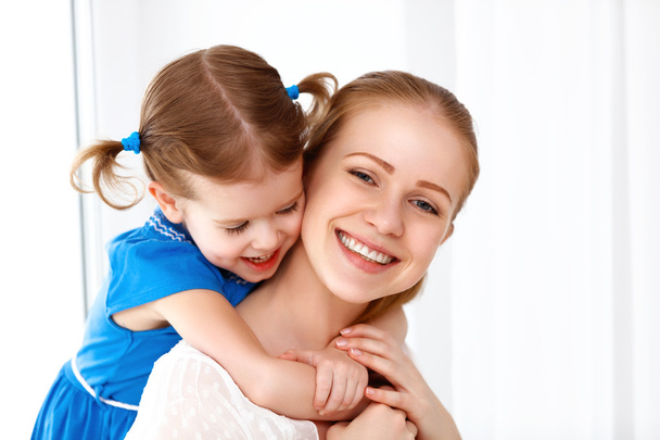 Счастливая семья. мать и ребенок смеются и обнимаются
 - Фото, изображение