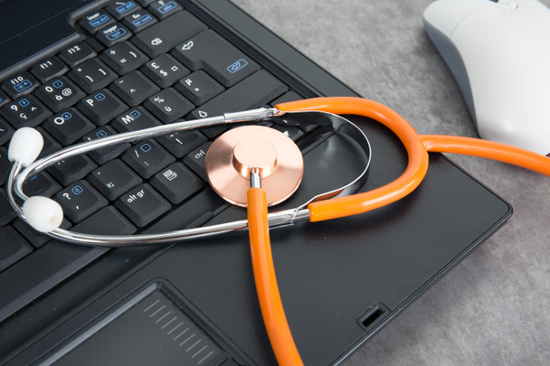 Stetoskopy na klawiatury laptopa, naprawa symbol - Zdjęcie, obraz