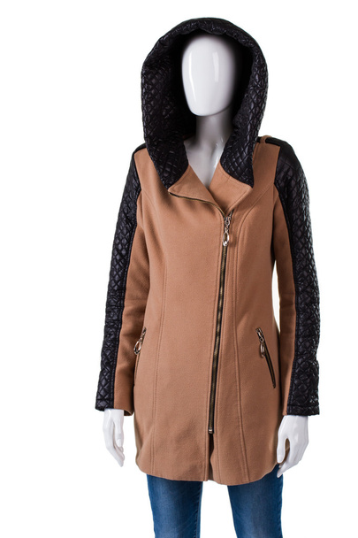Abrigo para mujer marrón con capucha
. - Foto, Imagen