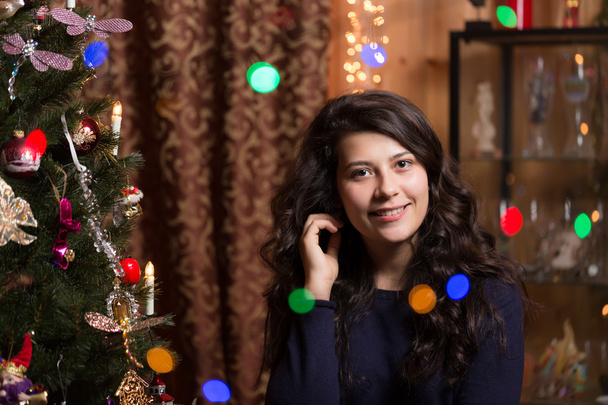 Smiling girl with Christmas tree - Fotoğraf, Görsel