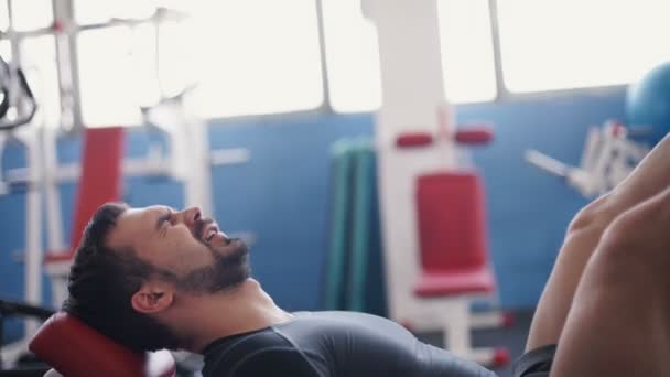 Man exercising on leg press machine - Video, Çekim