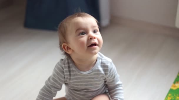 Niedliches kleines Baby spielt mit buntem Spielzeug zu Hause - Filmmaterial, Video