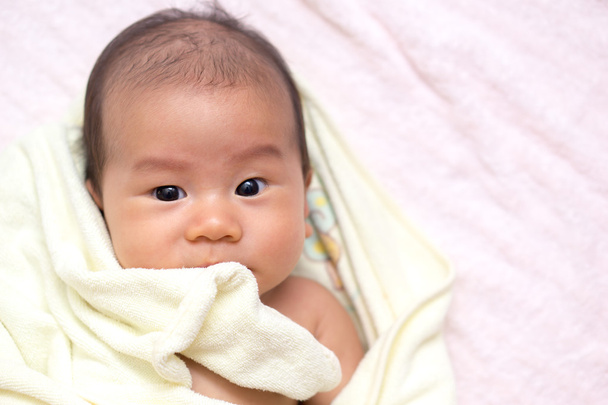 Азіатський дитину з рушник - Фото, зображення