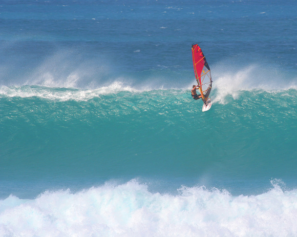 ウィンド サーフィンの大きな波 - 写真・画像